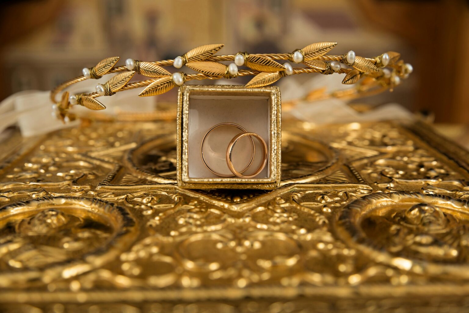 Luxury jewellery watches gold display elegant craftsmanship Richemont Cartier