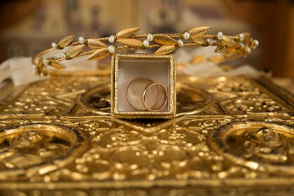 Luxury jewellery watches gold display elegant craftsmanship Richemont Cartier